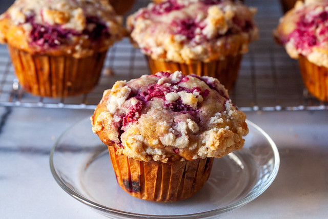 raspberry streusel muffins-1